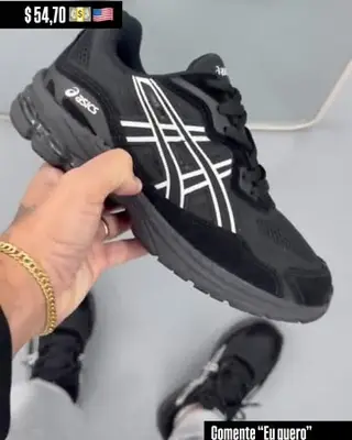 Tênis Asics preto na mão