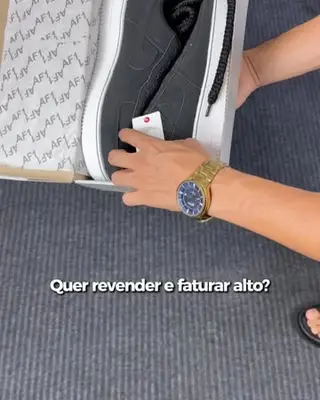 Tênis preto saindo da caixa