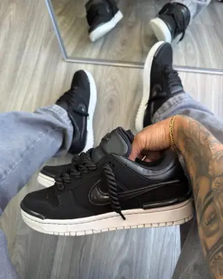 Tênis preto com detalhe bege