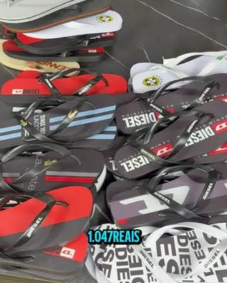 Chinelos de marca espalhados na mesa